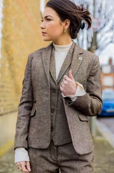 Dreiteiliger Damen Hosenanzug Braun – Tweed-Look mit Weste