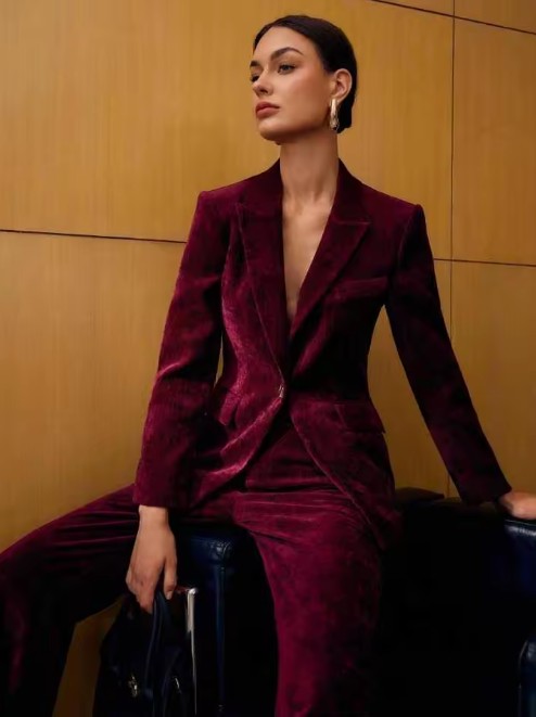 Eleganter Damen Hosenanzug in Bordeaux – Modernes Business-Outfit mit Schal