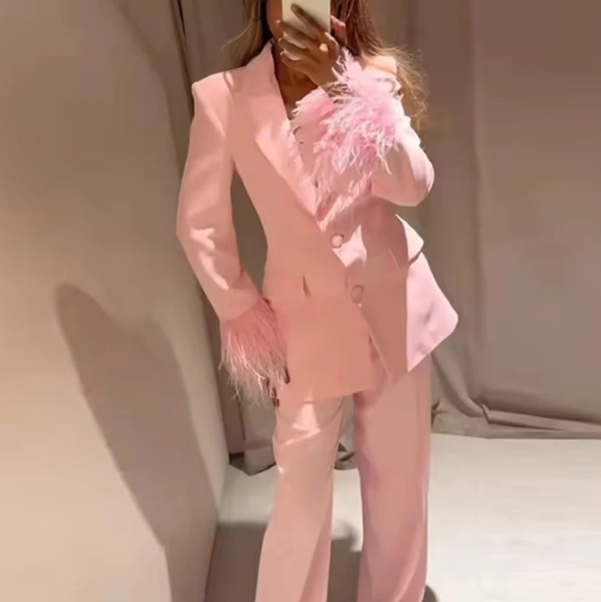 Eleganter Hosenanzug Erna in Rosa mit V Ausschnitt und Boa