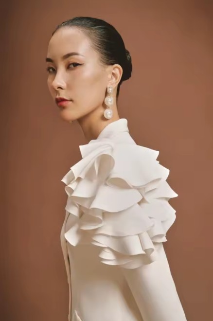 Elegantes Etui Damen Kostüm Lang in Weiß mit Rüschen