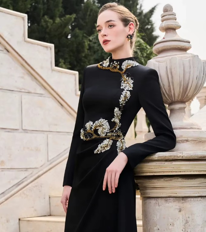 Elegantes schwarzes Abendkleid mit Stehkragen, langen Ärmeln und Perlenstickerei