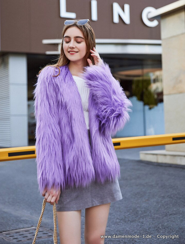 Kurze Plüsch Jacke mit Kapuze in Lila