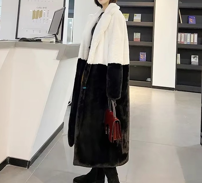 Langer Damen Plüsch Mantel in Kontrastfarben Schwarz Weiß