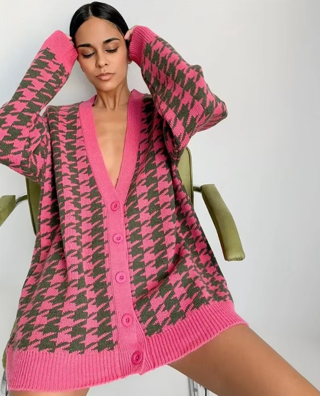 Rosa Vintage Houndstooth Cardigan für Damen mit V-Ausschnitt und Oversize-Schnitt