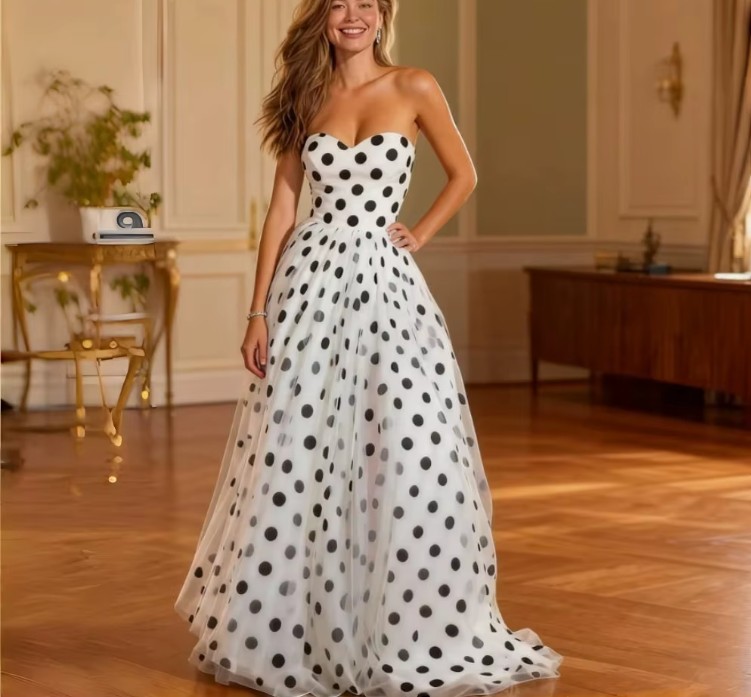 Schulterfreies A Linie Abendkleid in Weiß Gepunktet