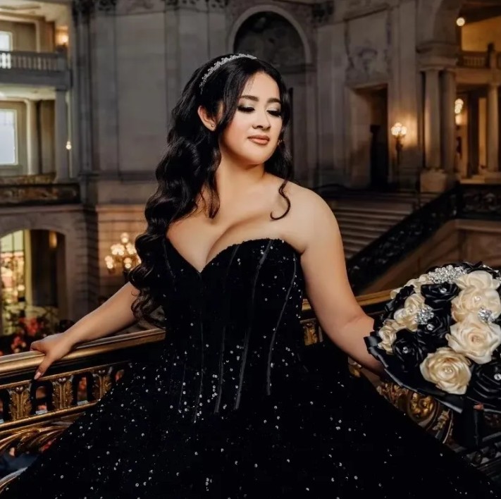 Schulterfreies Prinzessinnen Glitzer Ballkleid Elena in Schwarz