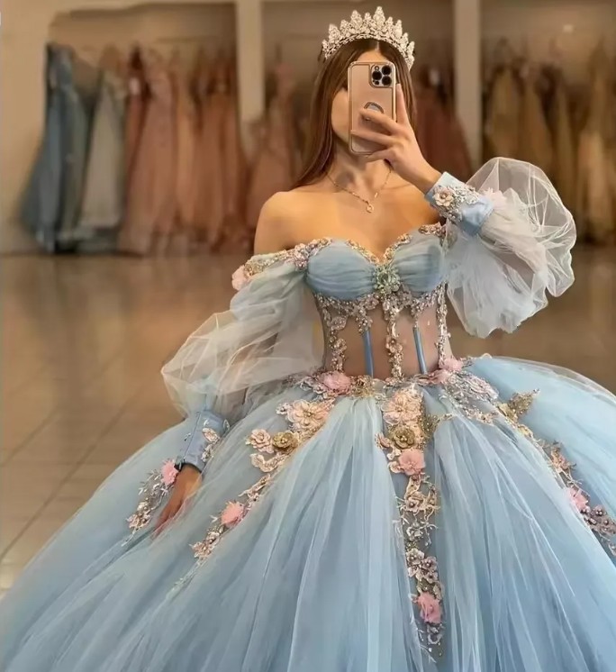Schulterfreies Prinzessinnen Glitzer Ballkleid Elisabeth mit Lingerie Oberteil  Tüll Ärmeln und Blumen Hellblau