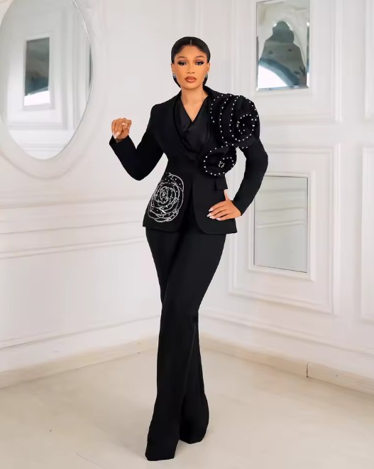 Schwarzer Damenhosenanzug Festlich mit Blumen und Perlen Applikation