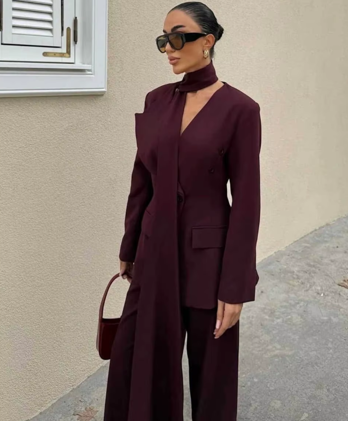 Eleganter Damen Hosenanzug in Bordeaux – Modernes Business-Outfit mit Schal