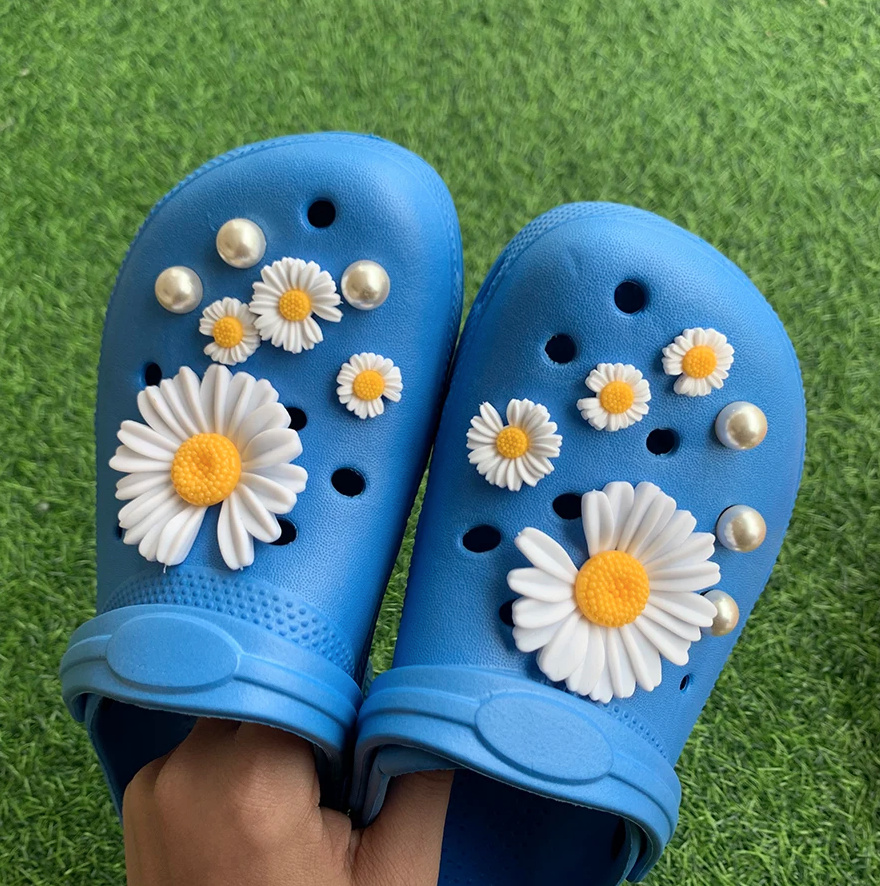 Sommer Clogs Outdoor Schuhe für Damen in Blau mit Perlen und Margeriten