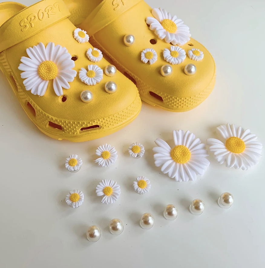 Sommer Clogs Outdoor Schuhe für Damen in Gelb mit Perlen und Margeriten