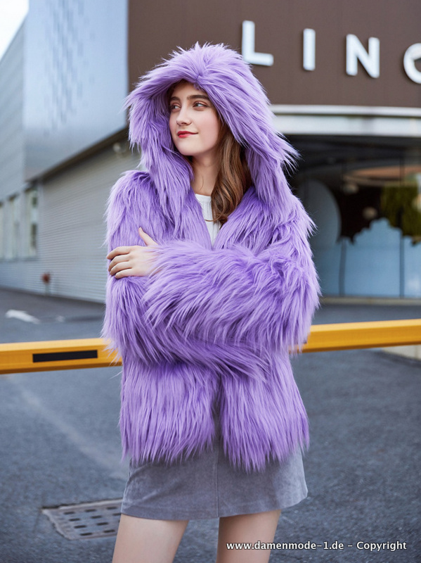 Kurze Plüsch Jacke mit Kapuze in Lila