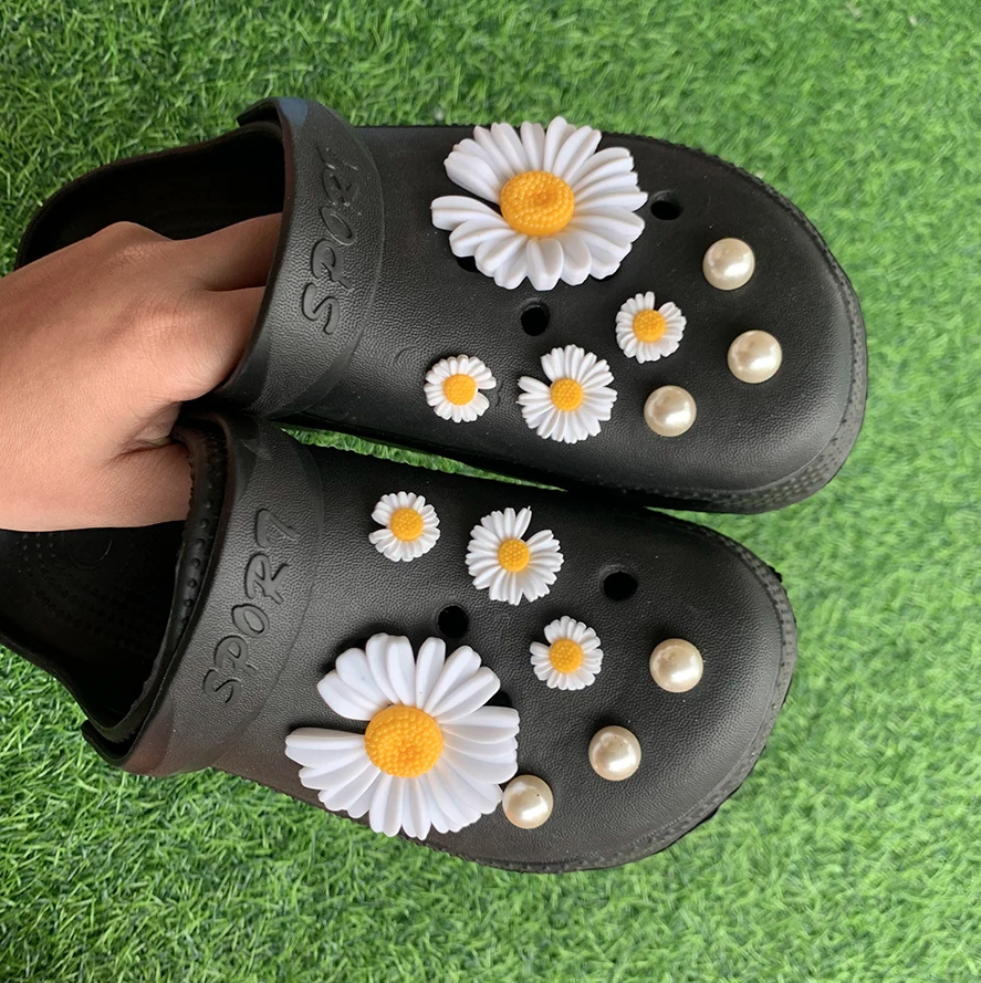 Sommer Clogs Outdoor Schuhe für Damen in Schwarz mit Perlen und Margeriten