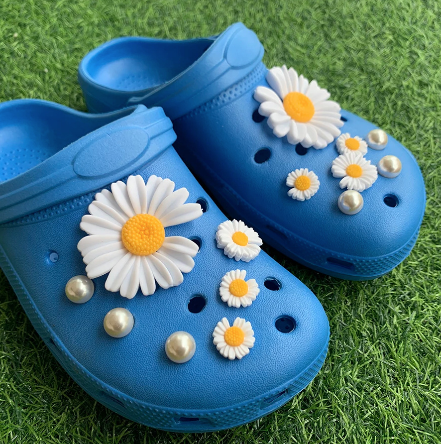 Sommer Clogs Outdoor Schuhe für Damen in Blau mit Perlen und Margeriten