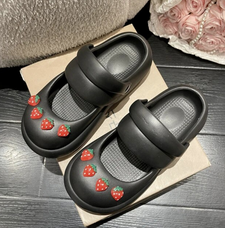 Sommer Schuhe Clogs in Schwarz mit Erdbeeren 