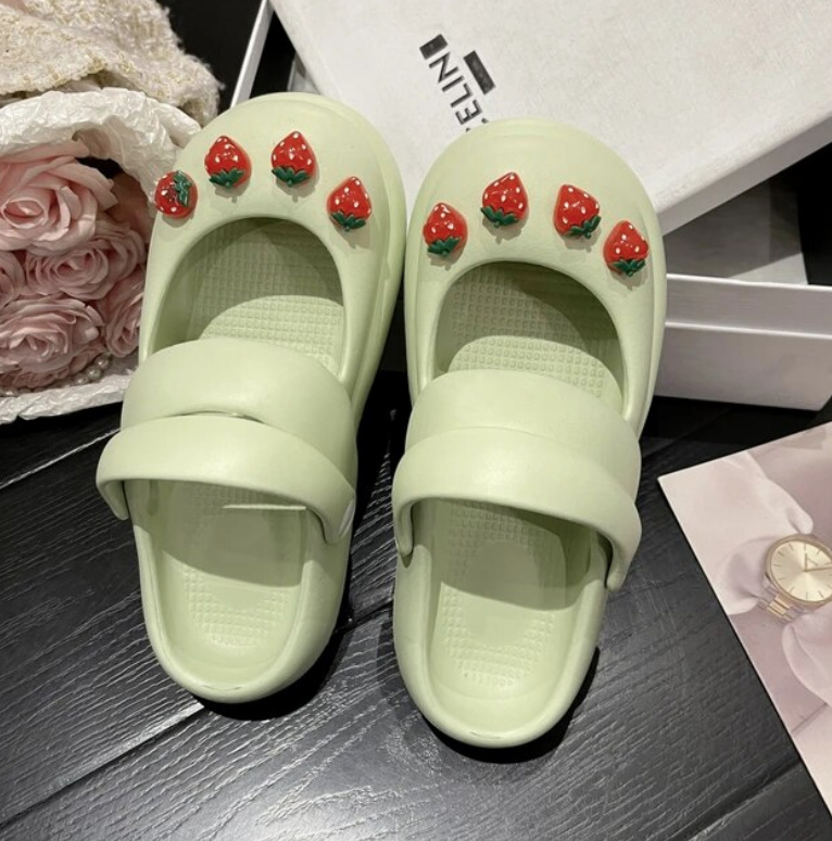 Sommer Schuhe Clogs in Hellgrün mit Erdbeeren 