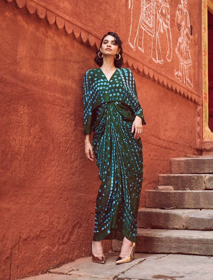 Elegantes Plissee Langarm Sommerkleid in Dunkelgrün mit V Ausschnitt