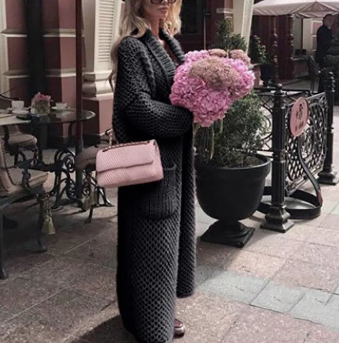 Damen Strickjacke Brietta Lang mit Taschen in Schwarz