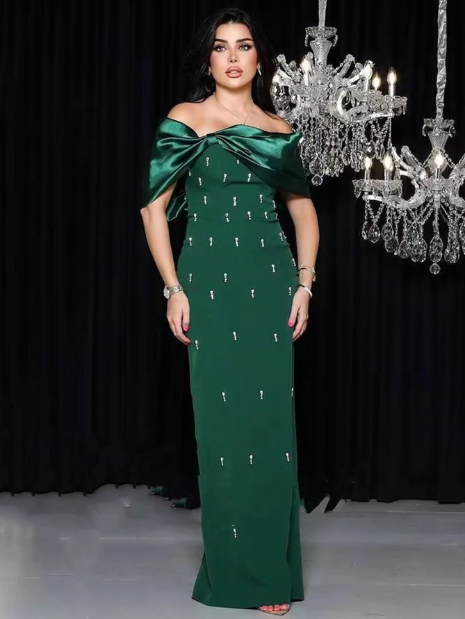 Schulterfreies Satin I Linie Abendkleid Elfriede in Grün
