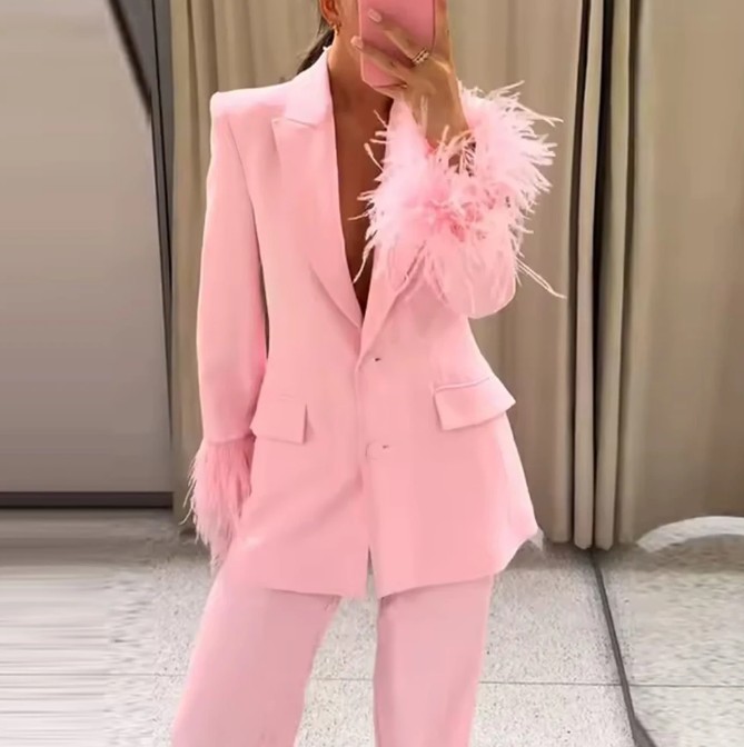Eleganter Hosenanzug Erna in Rosa mit V Ausschnitt und Boa