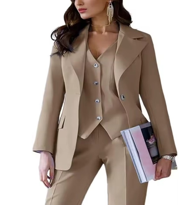 Dreiteiliger Damen Hosenanzug Ernestine in Khaki Elegant Blazer - Weste - Hose im Set