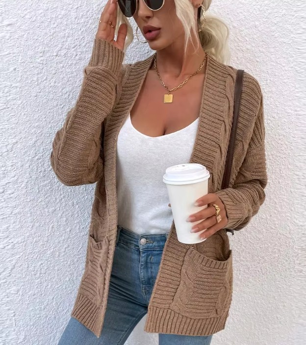 Kurze Damen Strickjacke Cardigan Eyvette mit Taschen Braun