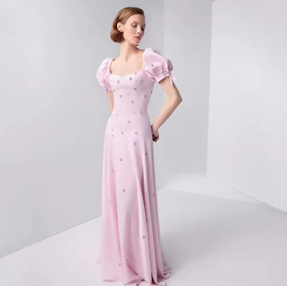 Fit and Flare Abendkleid Elvira in Rosa mit Puff Ärmeln und Strass Applikationen