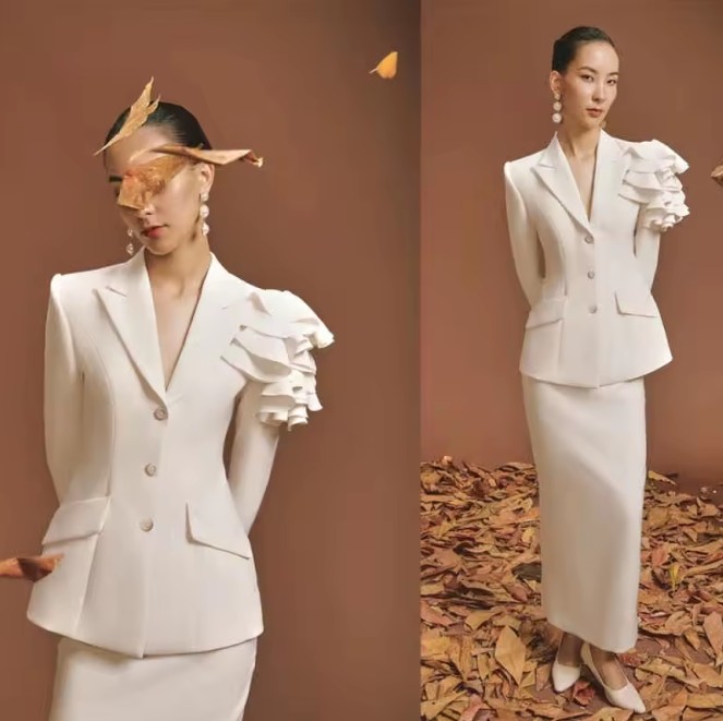 Elegantes Etui Damen Kostüm Lang in Weiß mit Rüschen