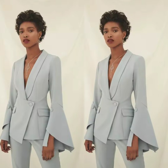 Eleganter Damen Hosenanzug Mit V Ausschnitt und Flare Ärmeln in Silber