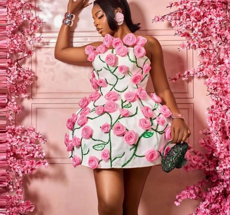 Trägerloses Cocktailkleid mit 3D-Blumen, Perlen & Pailletten
