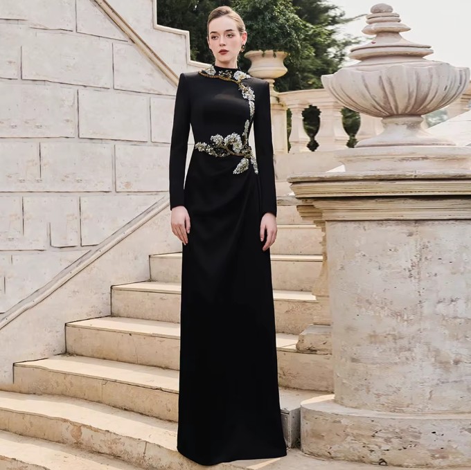 Elegantes schwarzes Abendkleid mit Stehkragen, langen Ärmeln und Perlenstickerei