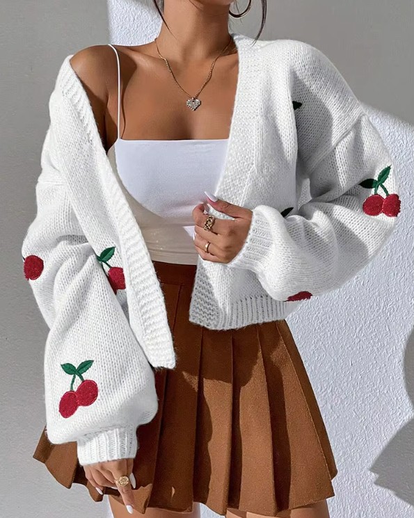 Weißer Damen-Cardigan mit Kirschstickerei und tiefem Schulterausschnitt