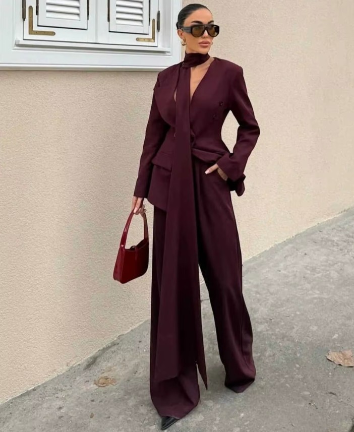 Eleganter Damen Hosenanzug in Bordeaux – Modernes Business-Outfit mit Schal