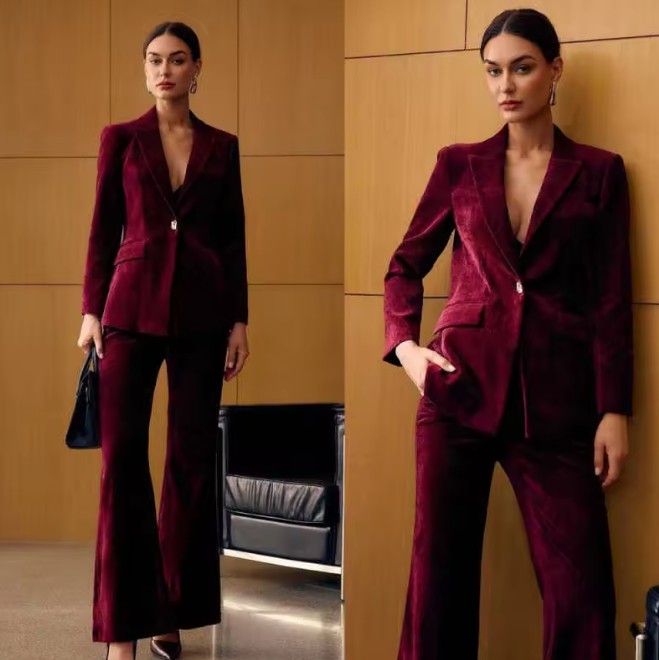 Eleganter Damen Hosenanzug in Bordeaux – Modernes Business-Outfit mit Schal